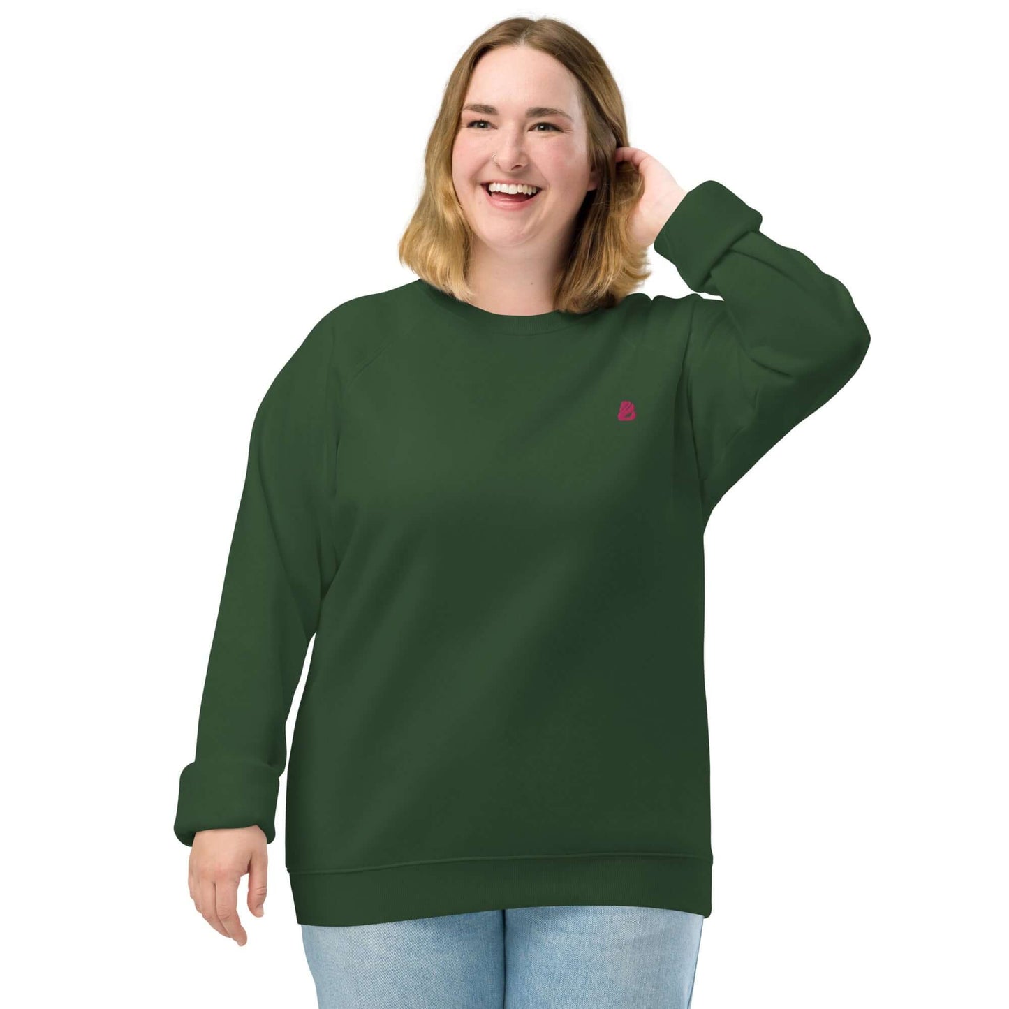 Unisex Bio-Raglan-Pullover N°2 in forest green, featuring soft fleece lining and sustainable organic cotton, modeled by a smiling individual.