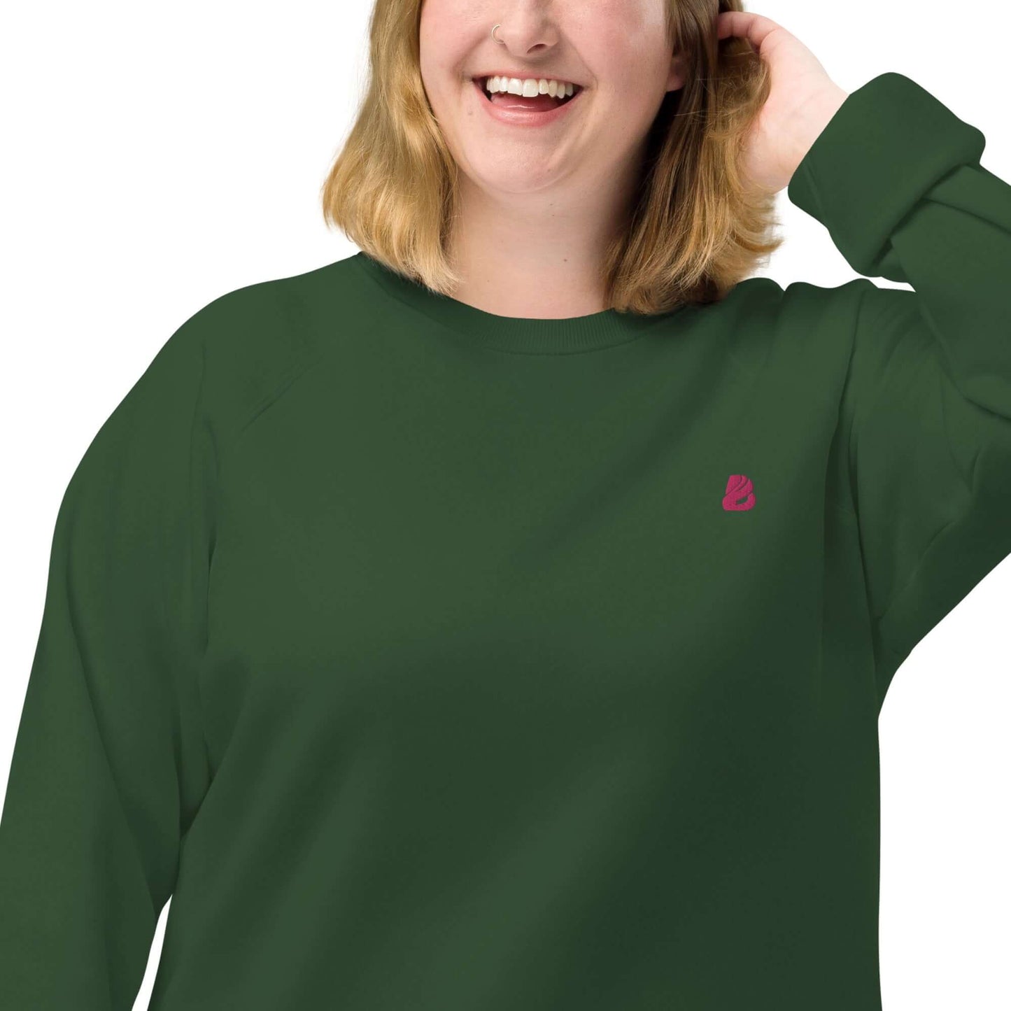 Smiling person wearing Unisex Bio-Raglan-Pullover N°2 in green, made of 100% organic cotton with brushed fleece lining for comfort.