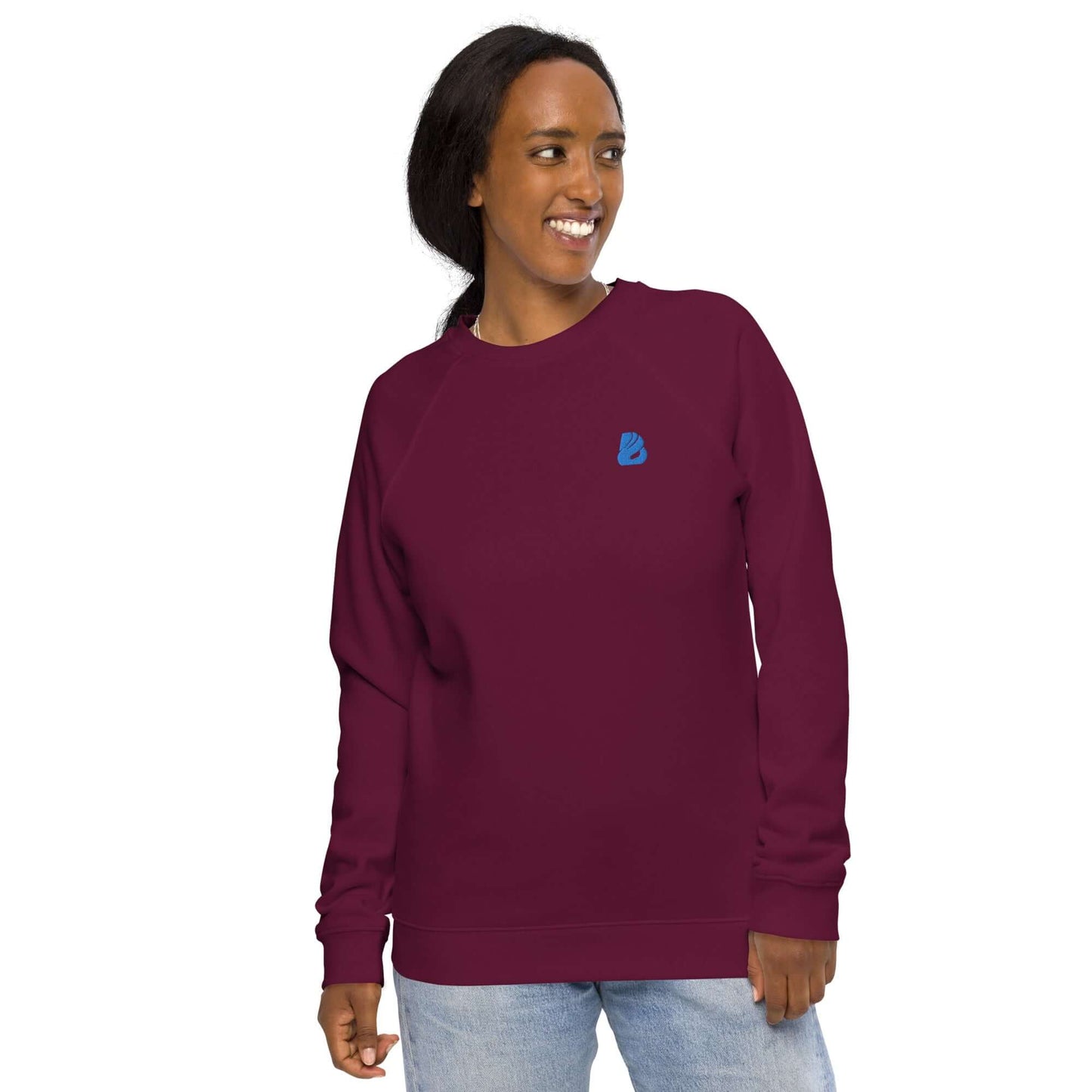 Unisex Bio-Raglan-Pullover N°1 in burgundy worn by model, showcasing soft cotton and stylish design for ultimate comfort.