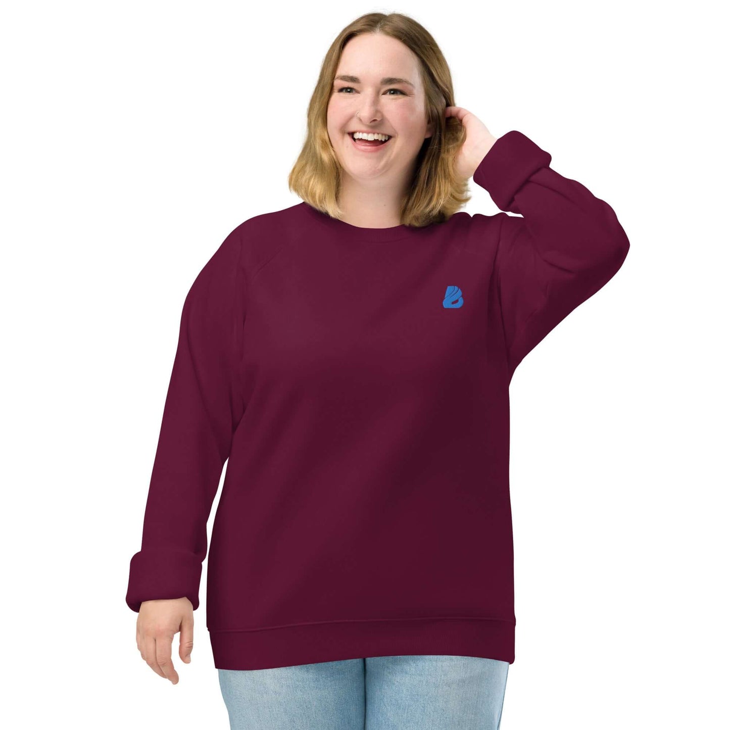 Unisex Bio-Raglan-Pullover N°1 in burgundy, worn by a smiling person, showcasing its comfort and style.