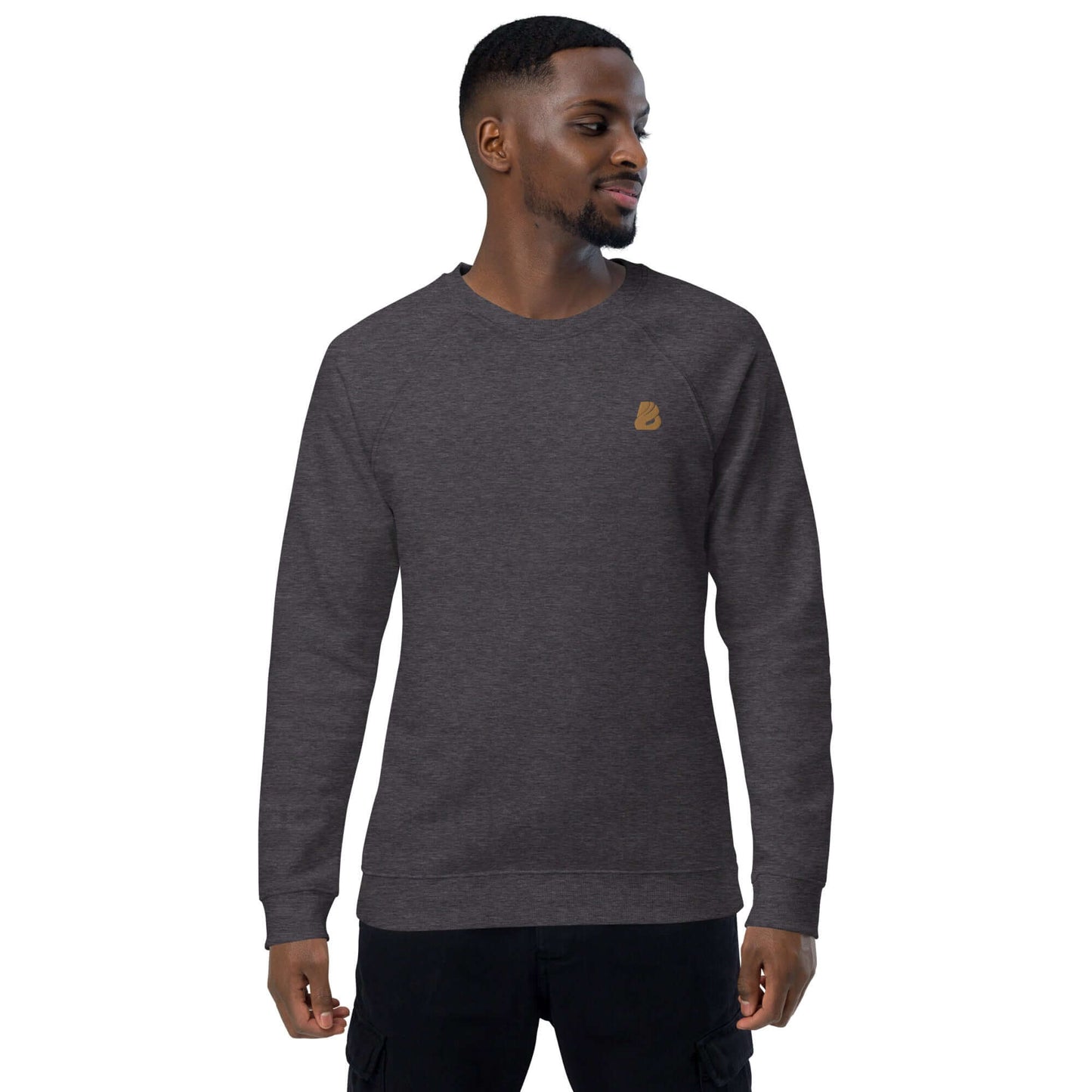 Man wearing Unisex Bio-Raglan-Pullover N°0, charcoal color with fleece lining, made of 100% organic cotton, stylish and comfortable wear.
