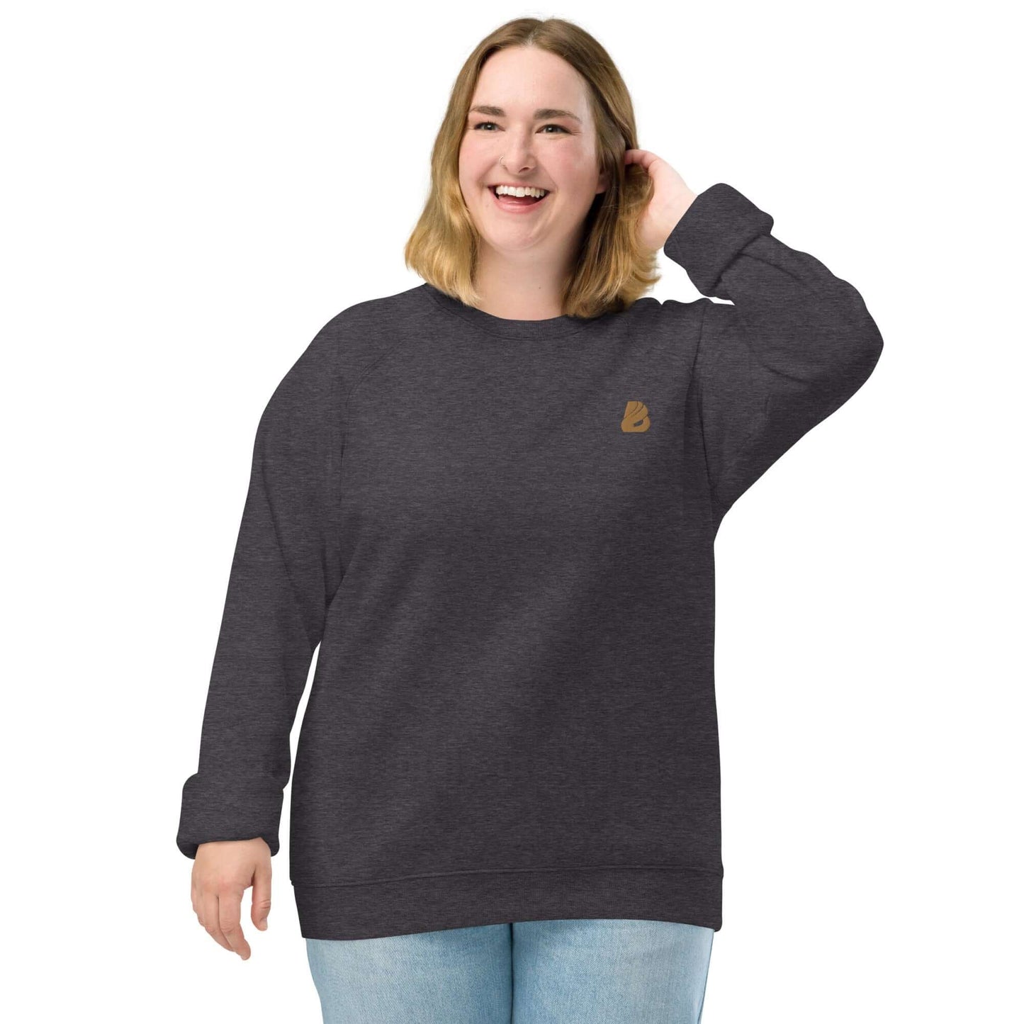 Smiling person wearing Unisex Bio-Raglan-Pullover N°0 in charcoal with gebürstetes Fleece-Futter for comfort and style.
