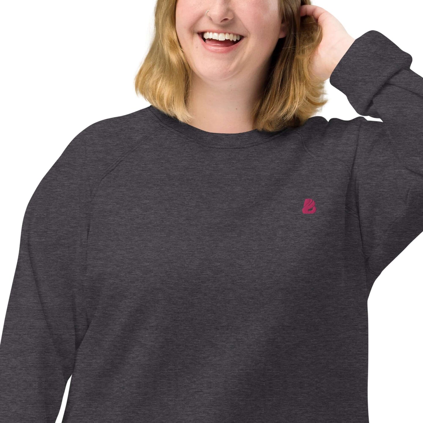 Unisex Bio-Raglan-Pullover N°2, charcoal color, worn by a smiling person, showcasing stylish and comfortable design with fleece lining.
