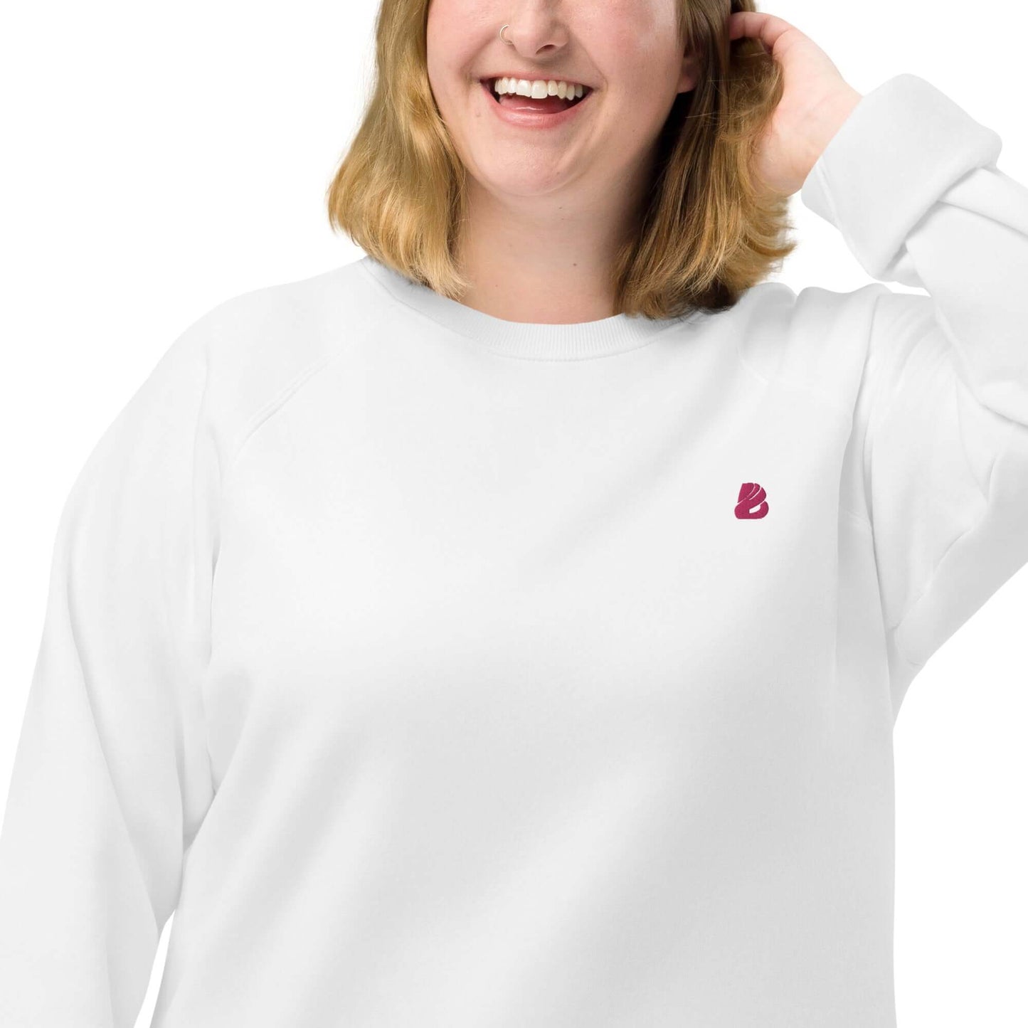 Person wearing Unisex Bio-Raglan-Pullover N°2 with white fabric and small logo in front, showcasing comfortable and stylish design.
