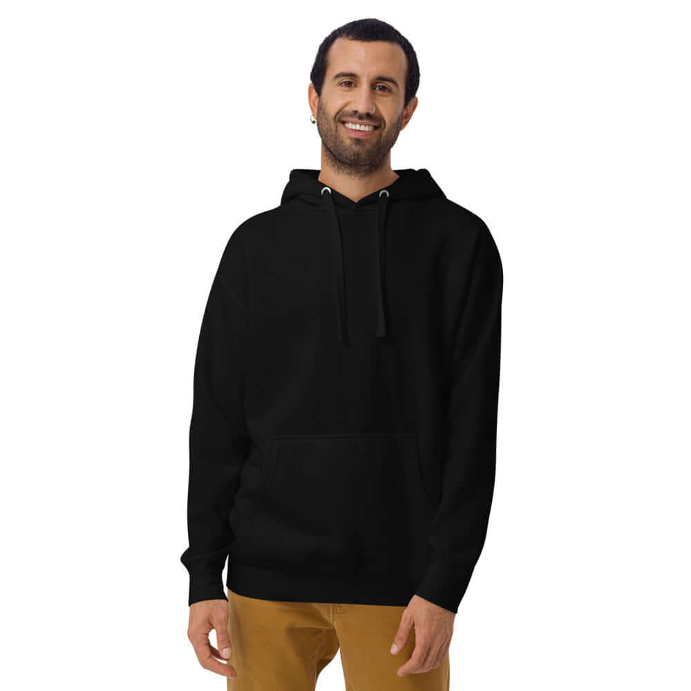Unisex-Kapuzenpullover N°22 in black with kangaroo pocket and hood, 100% cotton exterior, worn by male model
