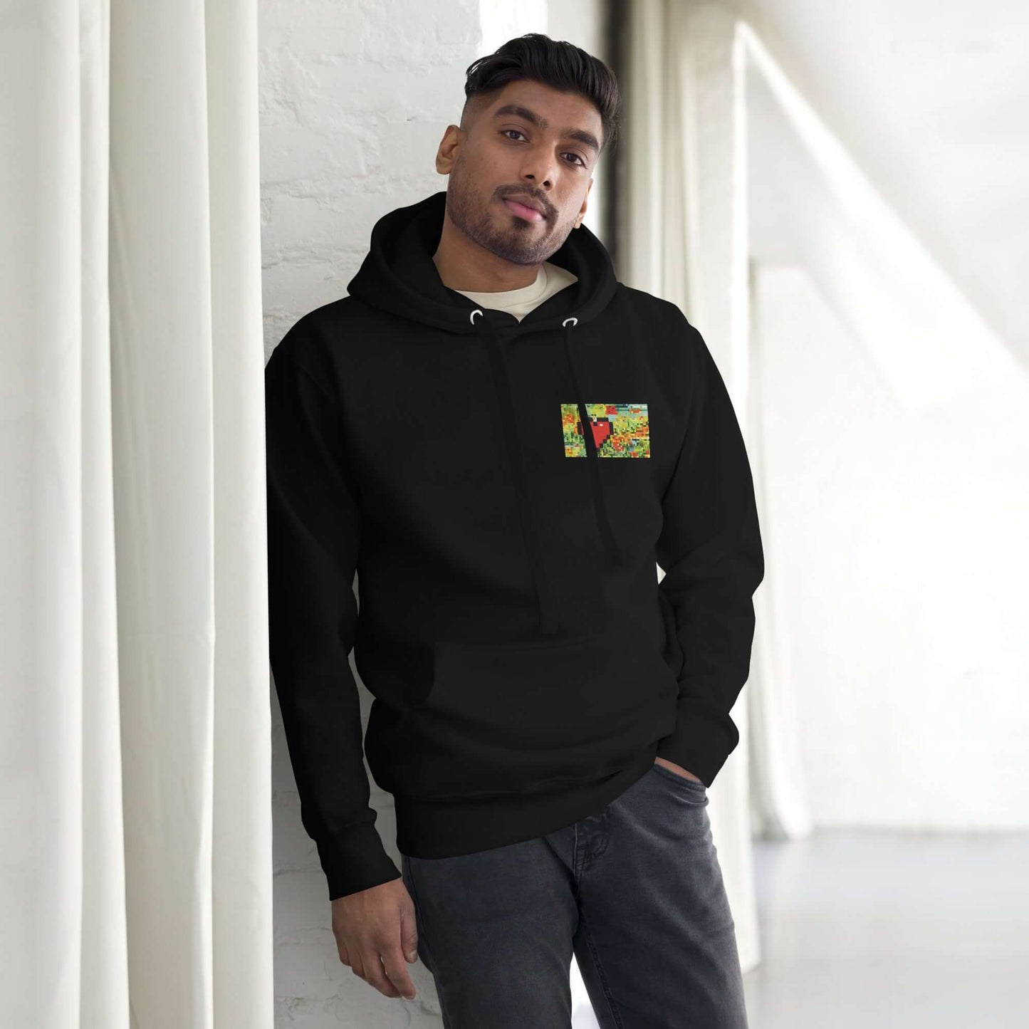 Model wearing the Unisex-Kapuzenpullover N°45 with kangaroo pocket and unique streetwear design, perfect for cool evenings.