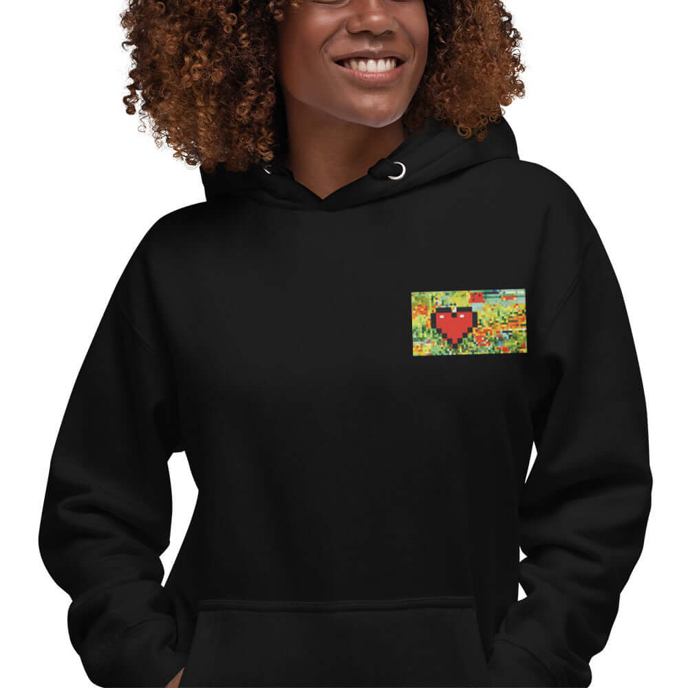 Woman wearing Unisex-Kapuzenpullover N°45 with cool design and kangaroo pocket, perfect for cool evenings.