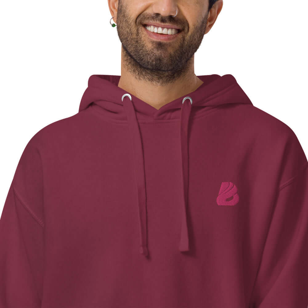 Unisex-Kapuzenpullover N°22 in burgundy, featuring soft fabric, a kangaroo pocket, and matching flat drawstring, ideal for cool evenings.
