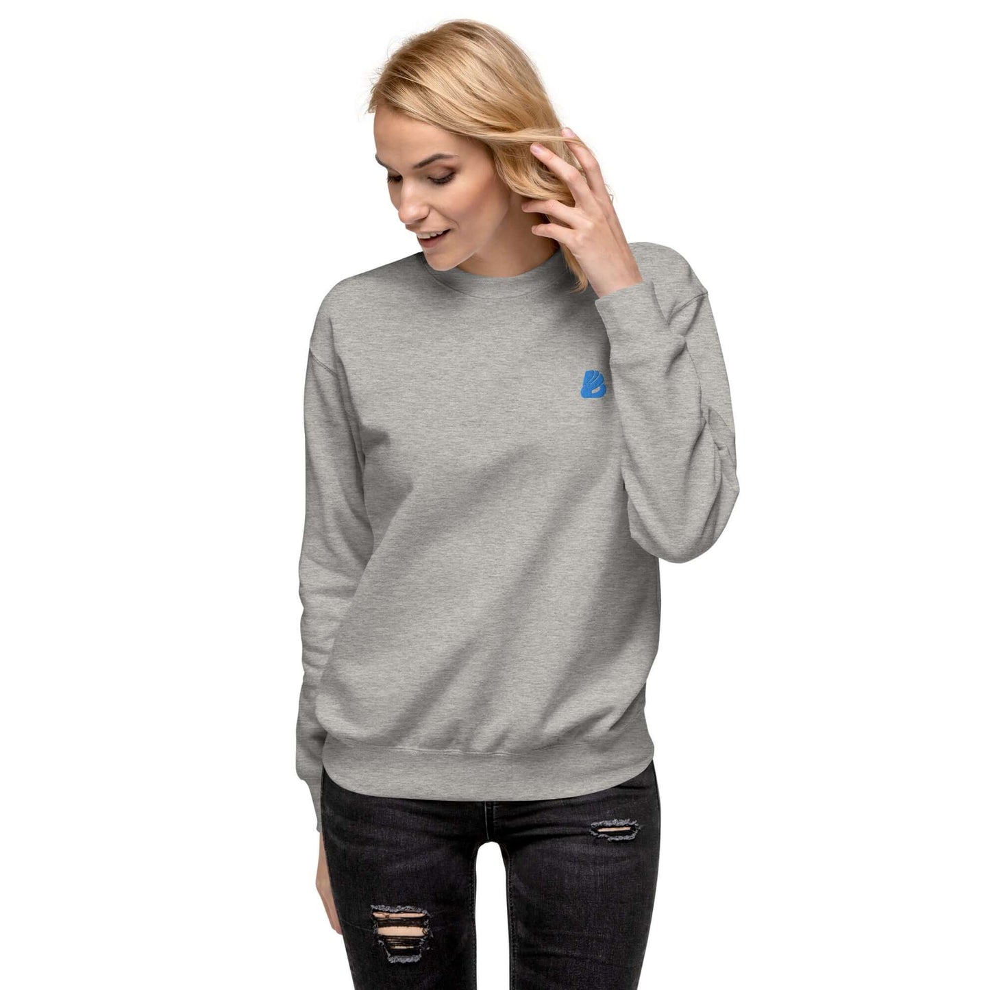 Woman wearing Unisex-Premium-Pullover N°0, gray pullover with a comfortable fit, perfect for a modern streetwear look.