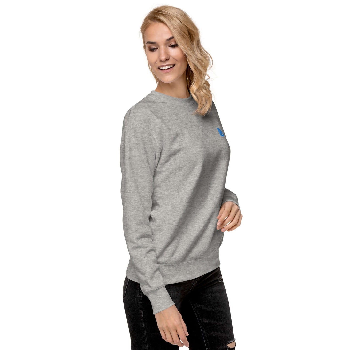 Woman wearing Unisex-Premium-Pullover N°0 in grey with ribbed crew neck, styled for a modern streetwear look.