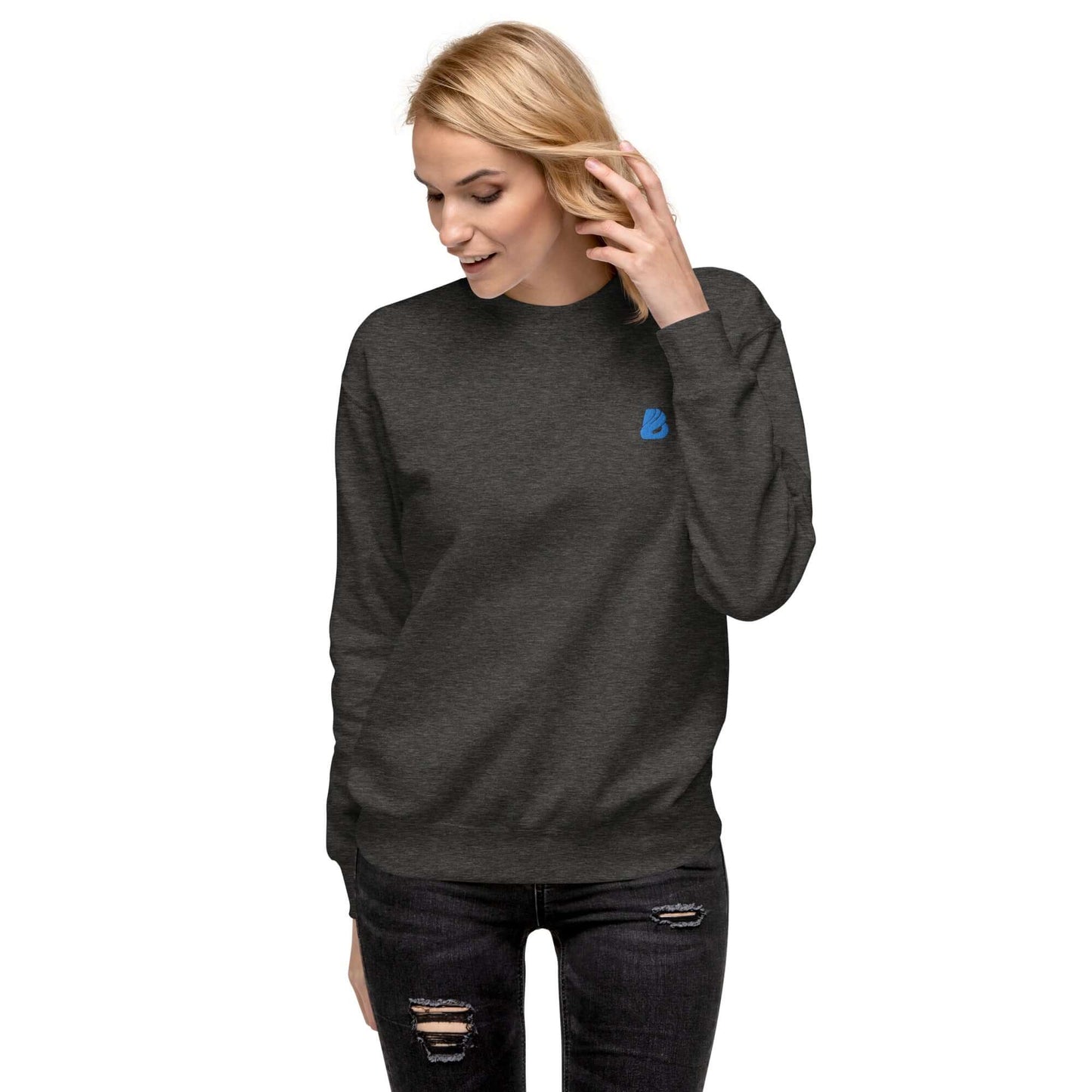 Unisex-Premium-Pullover N°0 worn by woman, charcoal heather, ribbed crew neck, modern streetwear look, soft fleece lining, casual style.