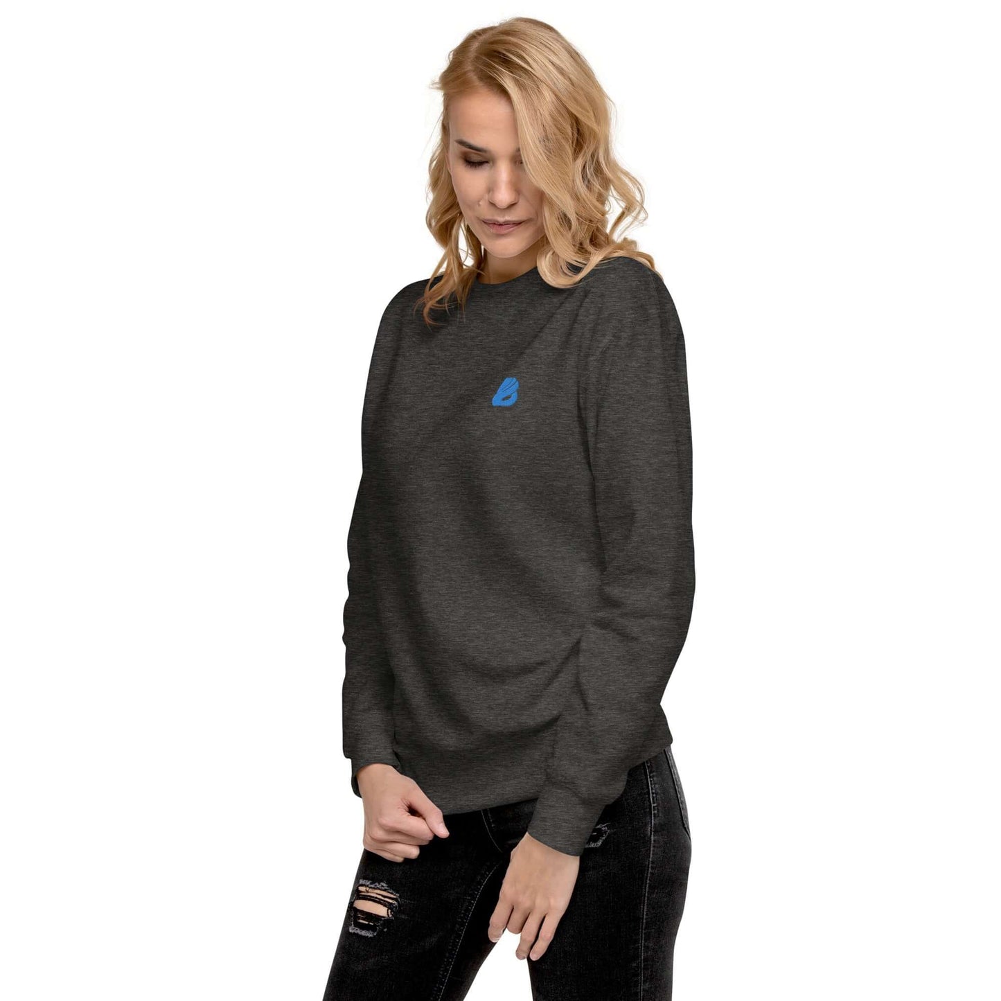 Model wearing Unisex-Premium-Pullover N°0 in charcoal color, featuring a ribbed crew neck and cuffed sleeves, ideal for a streetwear look.