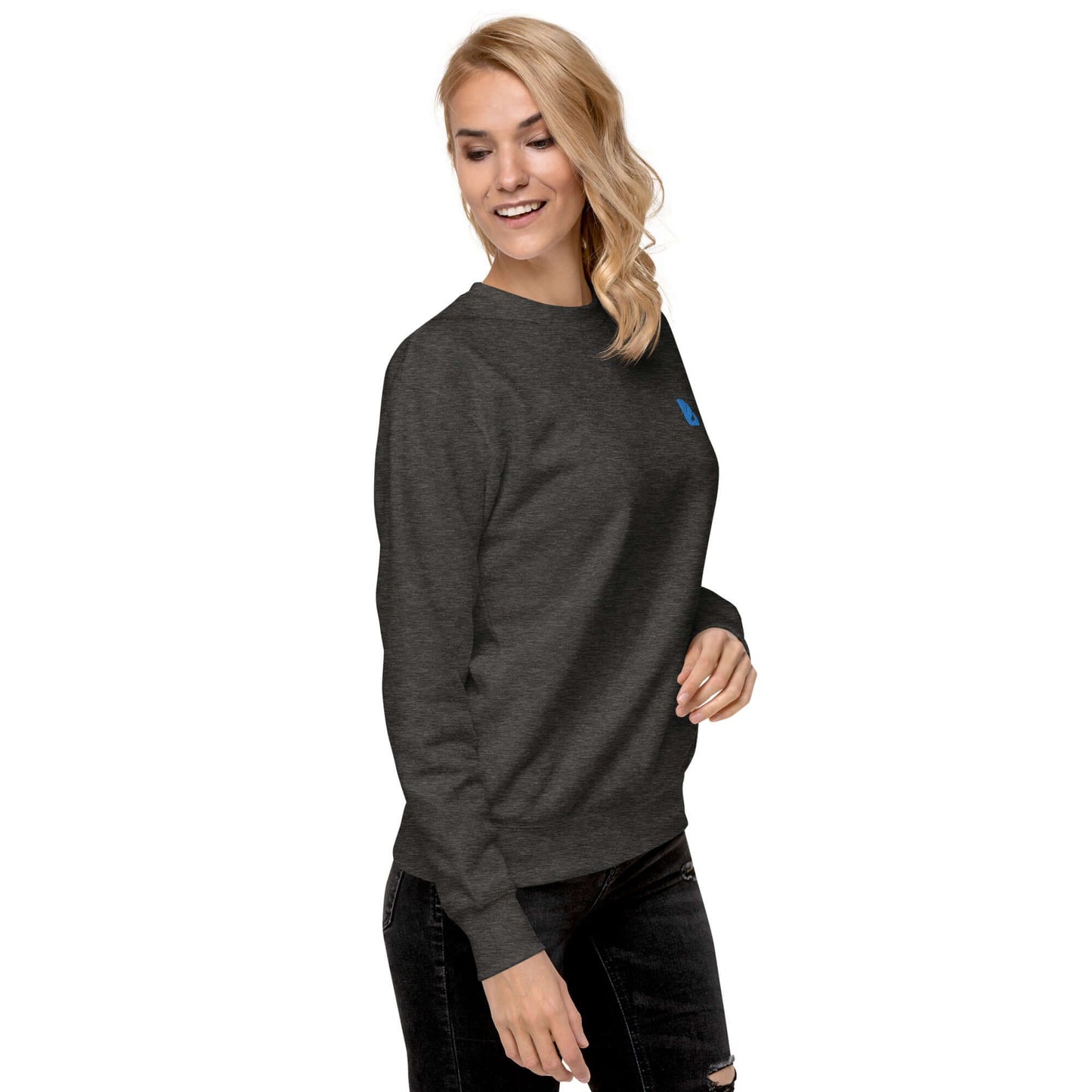 Model wearing Unisex-Premium-Pullover N°0, dark charcoal, with ribbed crew neck and cuffed sleeves, showcasing modern streetwear style.