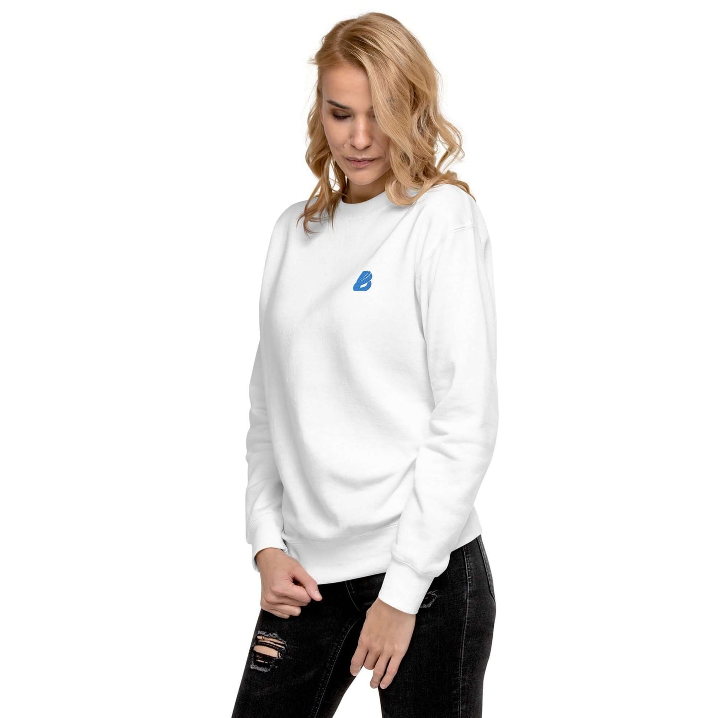 Model wearing Unisex-Premium-Pullover N°0, white color, showcasing modern streetwear style with a comfortable fit and ribbed crew neck.