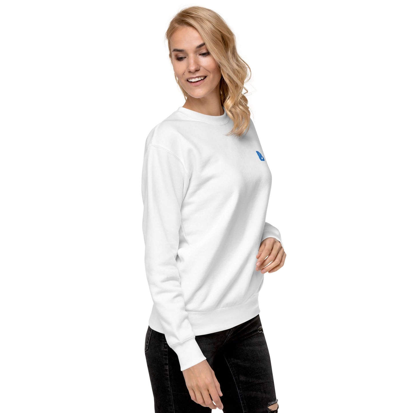 Woman wearing Unisex-Premium-Pullover N°0 in white, showcasing classic ribbed crew neck, long cuffed sleeves, soft fleece interior.