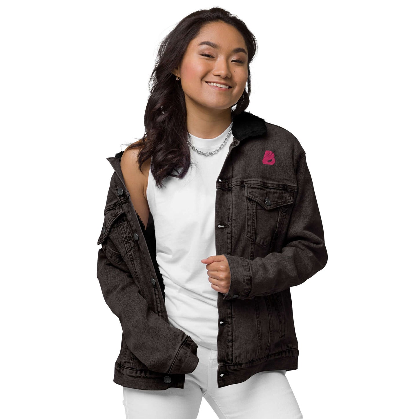 Person wearing Unisex Sherpa Jeansjacke N°1 with sherpa lining and eco-friendly materials for warmth and style.