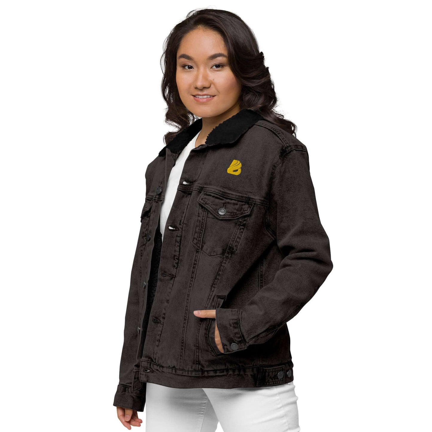Person wearing Unisex Sherpa Jeansjacke N°0 with black denim finish and cozy Sherpa lining.