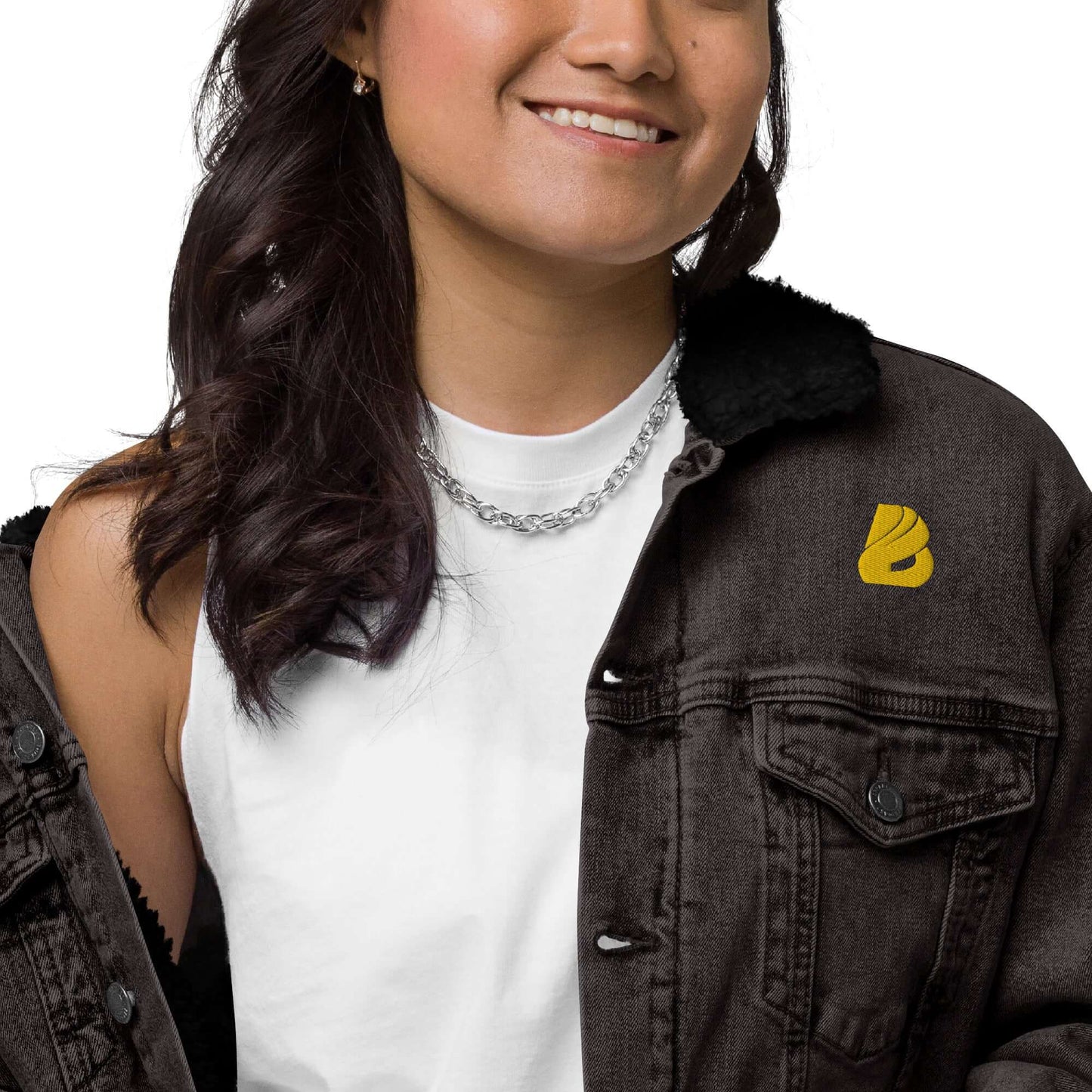 Woman wearing Unisex Sherpa Jeansjacke N°0 with black denim and Sherpa lining.
