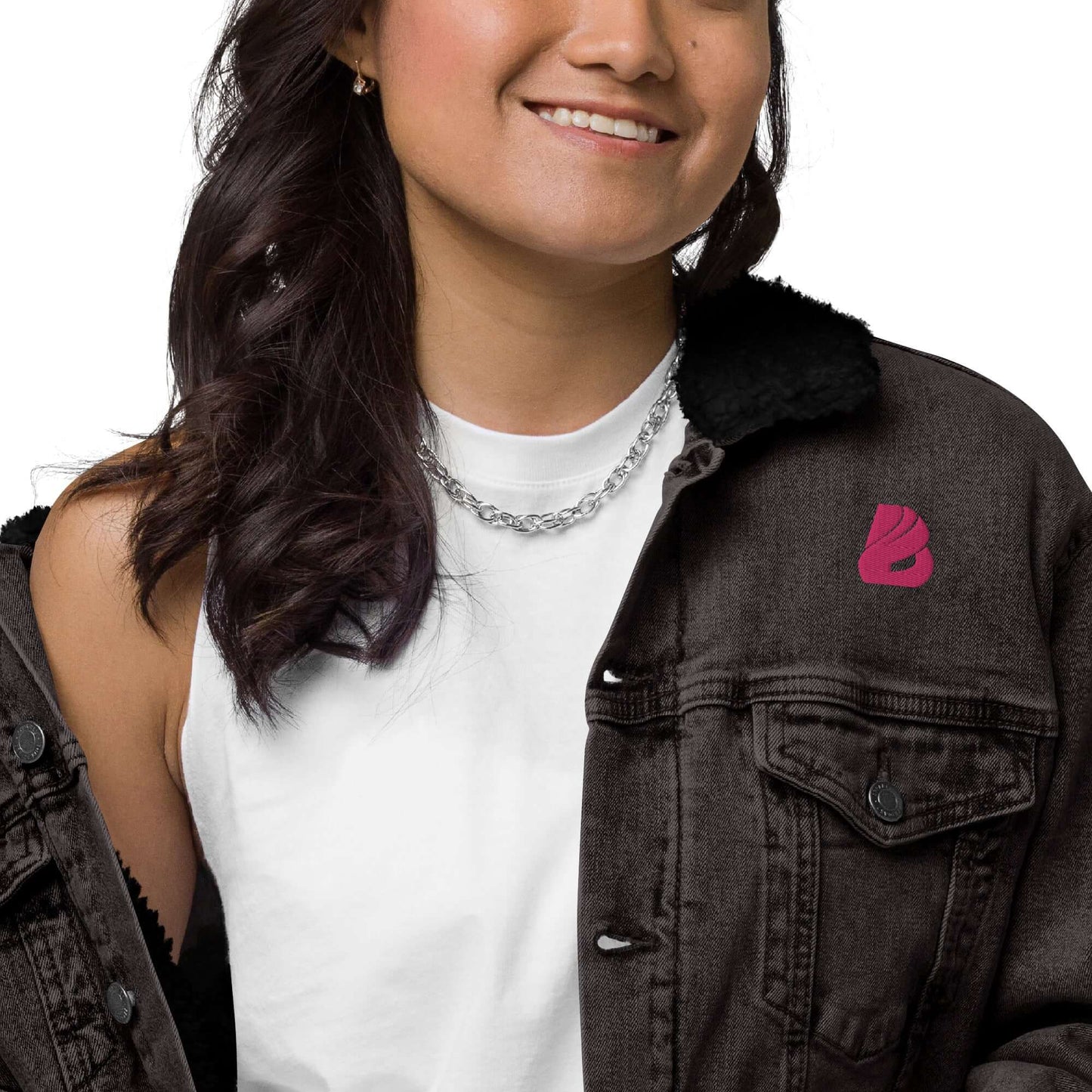 Model wearing Unisex Sherpa Jeansjacke N°1 with sherpa lining, emphasizing sustainable and cozy fashion.