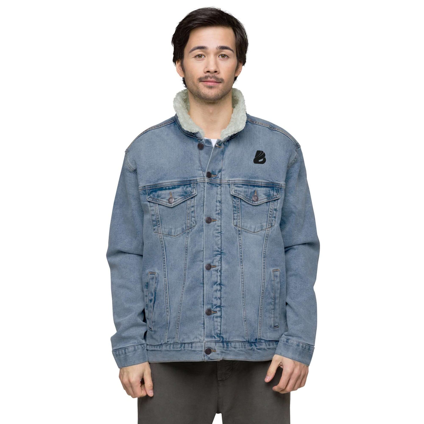 Unisex Sherpa Jeansjacke N°2 in classic denim with faux fur lining, worn by model. Eco-friendly, sustainable fashion choice.