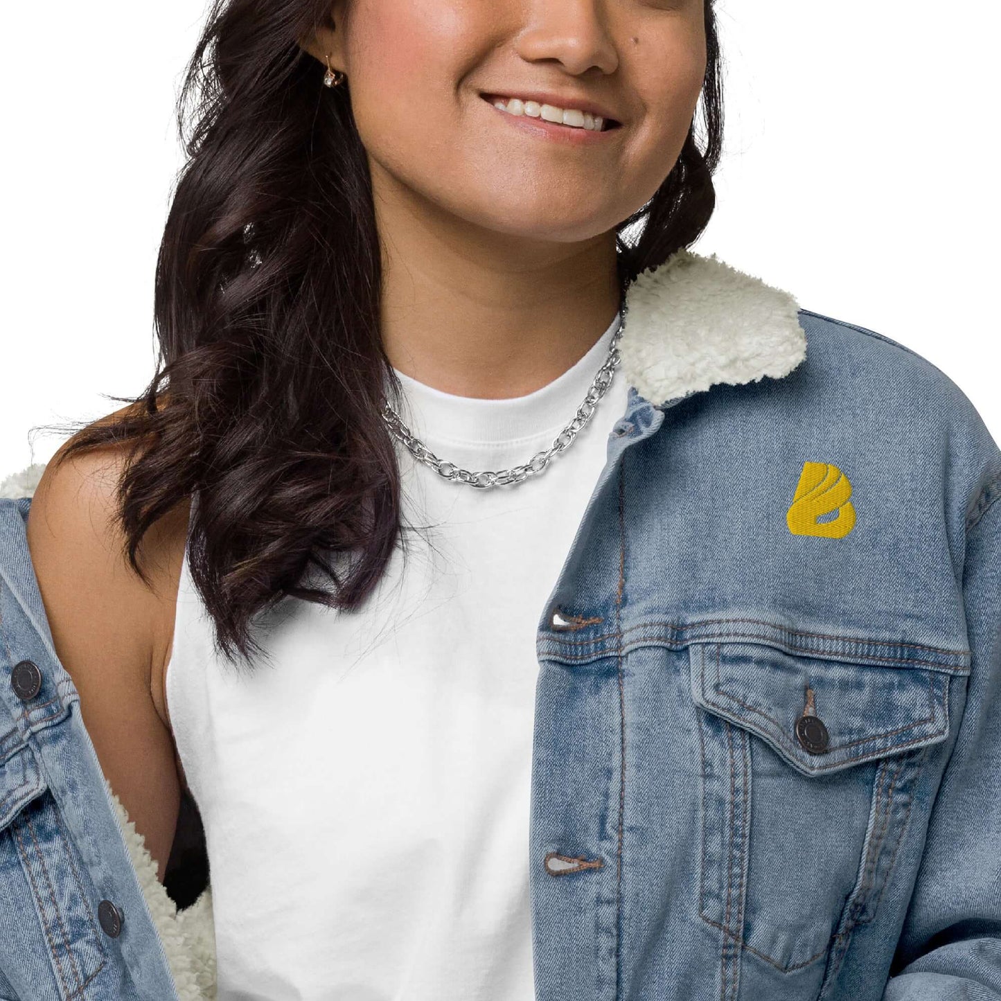 Model wearing Unisex Sherpa Jeansjacke N°0 with sherpa lining and denim fabric, showcasing classic style and eco-friendly materials.