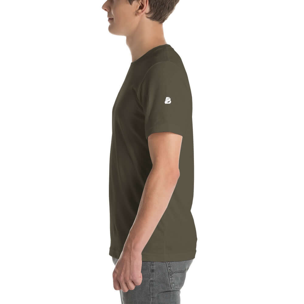 Side view of model wearing Unisex-T-Shirt N°0 in dark color, showcasing comfortable fit and cotton fabric blend.