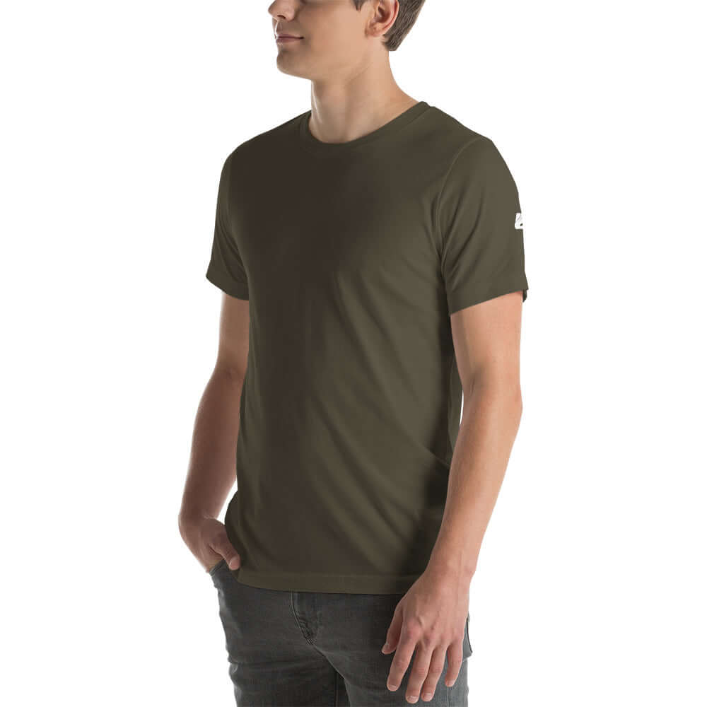 Model wearing Unisex-T-Shirt N°0 in olive green, soft and lightweight with perfect elasticity.