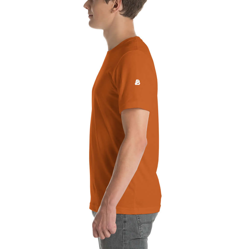Side view of model wearing Unisex-T-Shirt N°0 in orange, soft and lightweight for comfort and style, made from 100% cotton.