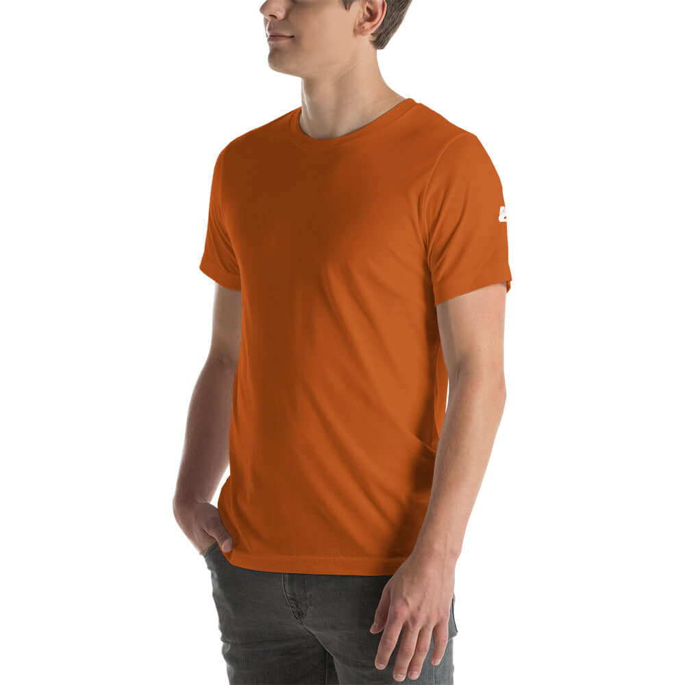A person wearing an orange Unisex-T-Shirt N°0, showcasing its soft and light texture with perfect elasticity.