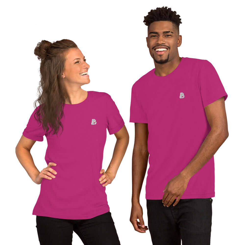 Kurzärmeliges Unisex-T-Shirt N°1 in pink, worn by smiling models, showcasing softness and perfect elasticity fit for everyone.