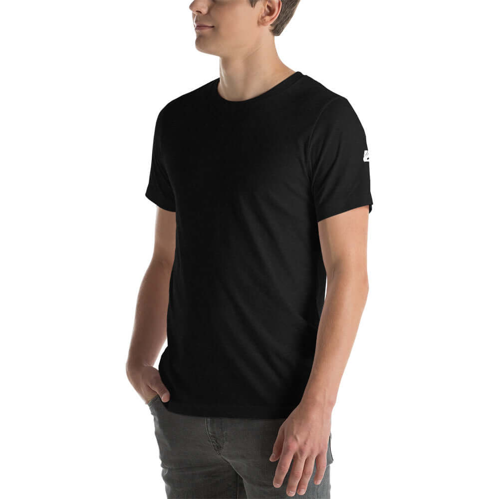 Unisex-T-Shirt N°0 in black, comfortable and stylish, perfect fit with 100% combed and ring-spun cotton, showcased by model.