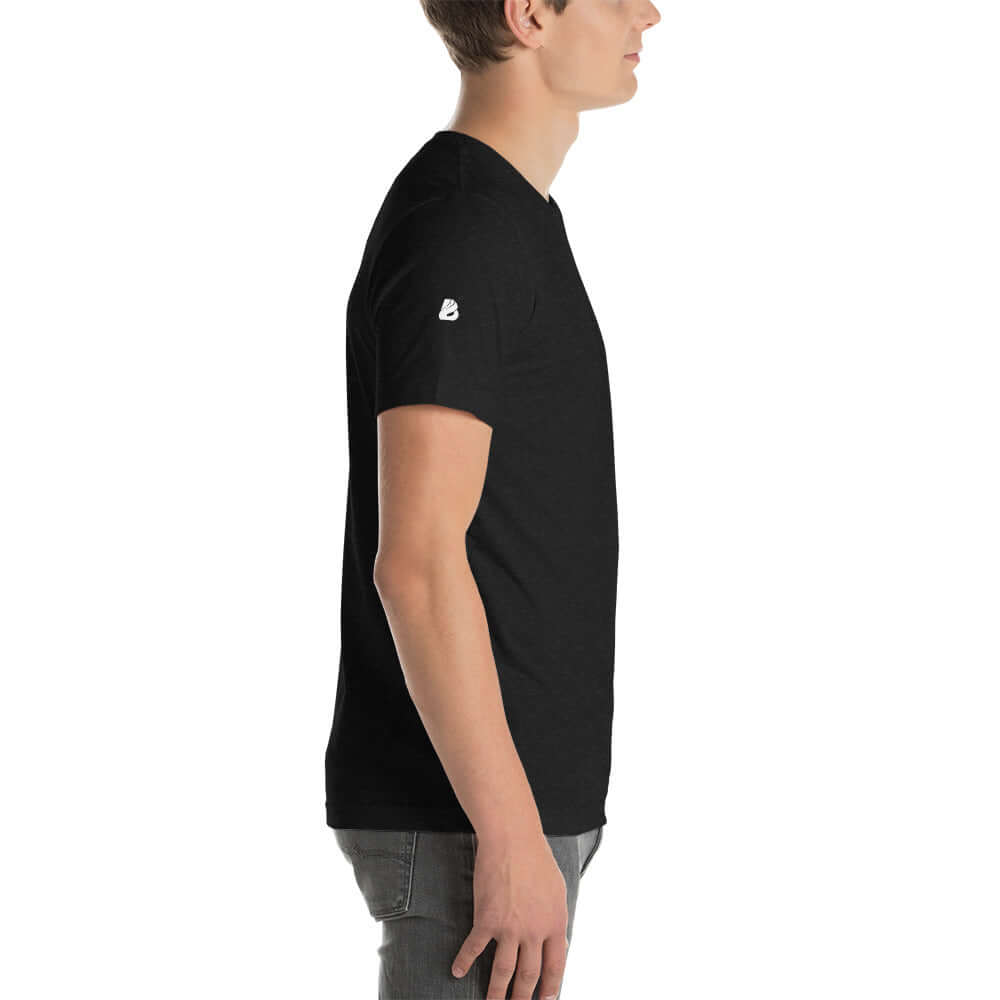 Side view of a black Unisex-T-Shirt N°0, soft and lightweight, worn by a model, showcasing comfortable fit and elastic fabric.