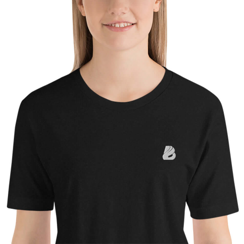 Model wearing black Kurzärmeliges Unisex-T-Shirt N°1, soft lightweight fabric with logo on chest