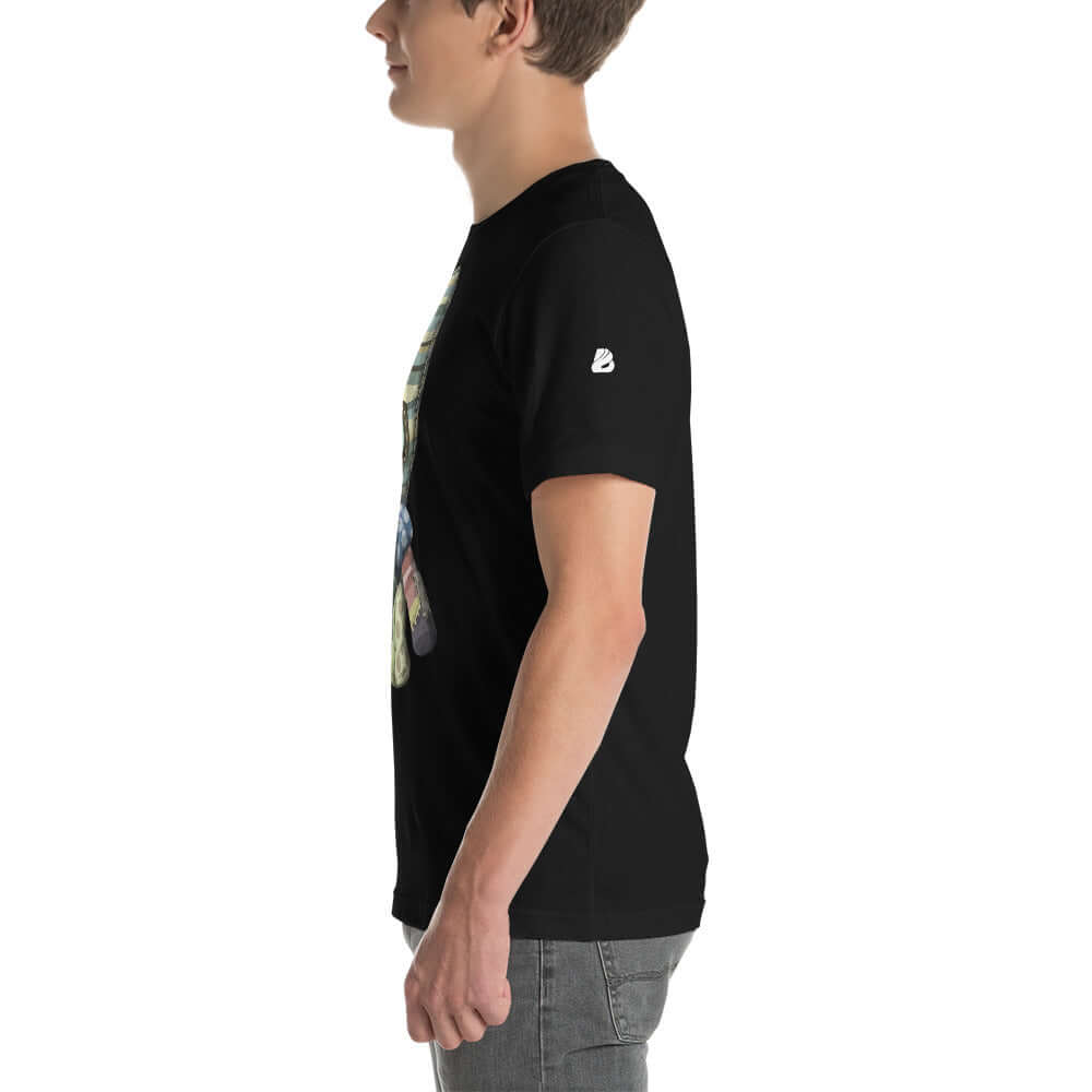 Model wearing Kurzärmeliges Unisex-T-Shirt N°2 in black, side view, showing the soft, lightweight fabric with perfect elasticity and comfort.