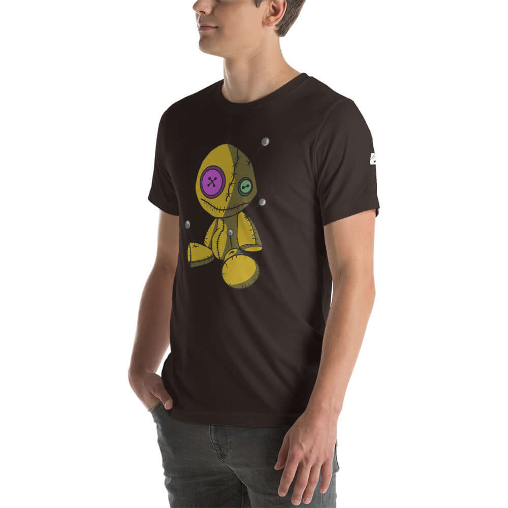 Kurzärmeliges Unisex-T-Shirt N°3 mit einem bunten Puppenmotiv, getragen von einem Modell. Hergestellt aus weicher, leichter Baumwolle.