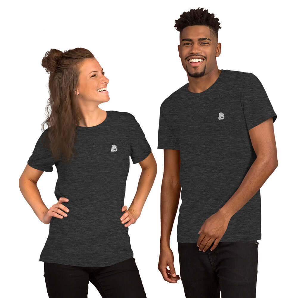 Two models wearing Kurzärmeliges Unisex-T-Shirt N°1 in dark heather, showing comfortable fit and style for men and women.