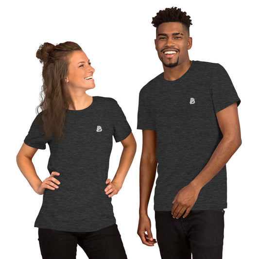 Two models wearing Kurzärmeliges Unisex-T-Shirt N°1 in dark heather, showing comfortable fit and style for men and women.