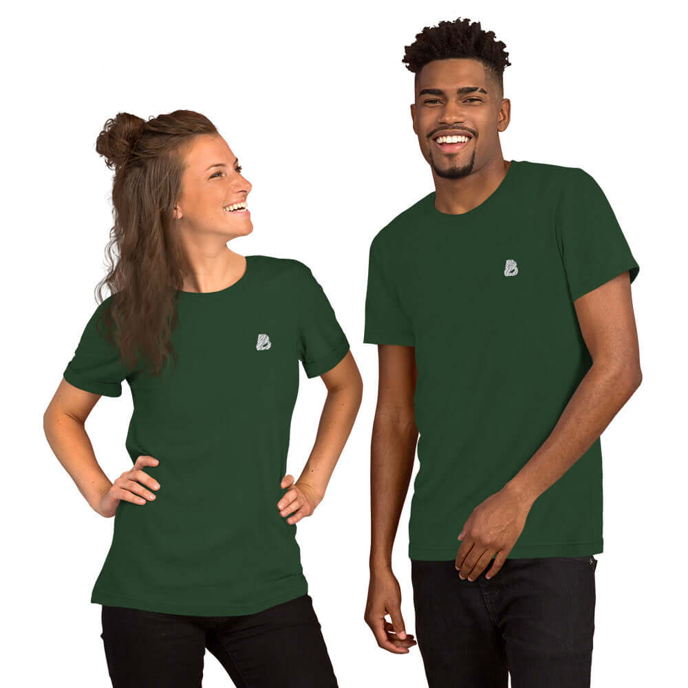 Kurzärmeliges Unisex-T-Shirt N°1 in Grün, getragen von lächelnden Menschen. Weich, leicht und bequemes Design aus Baumwollmischung.