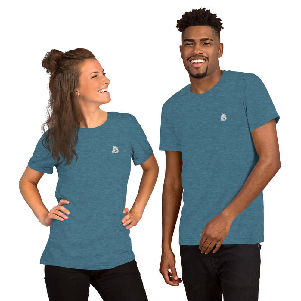 Kurzärmeliges Unisex-T-Shirt N°1 in Blau an zwei lächelnden Personen