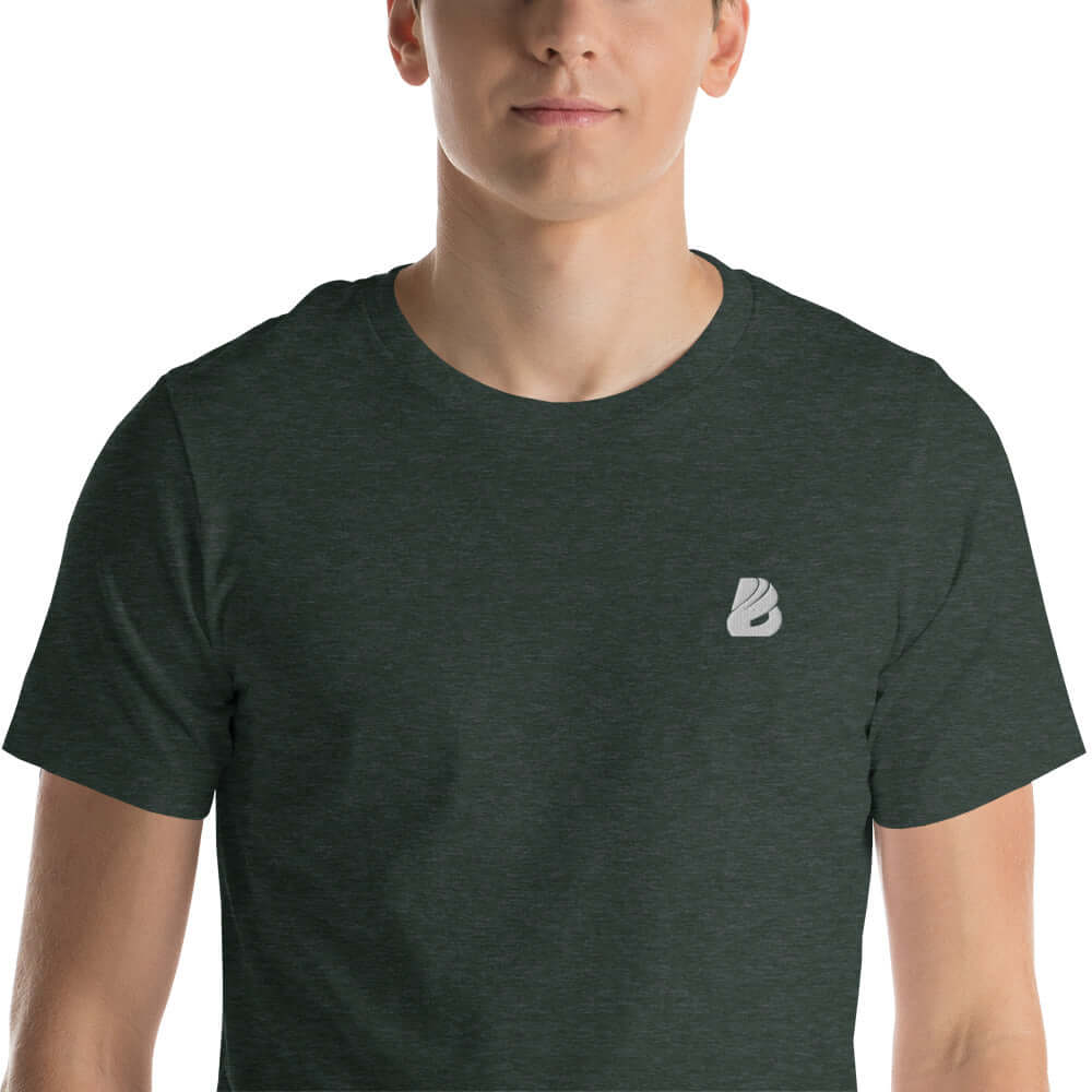 Kurzärmeliges Unisex-T-Shirt N°4 in dark green, made of soft, lightweight 100% cotton, shown on model for casual wear.