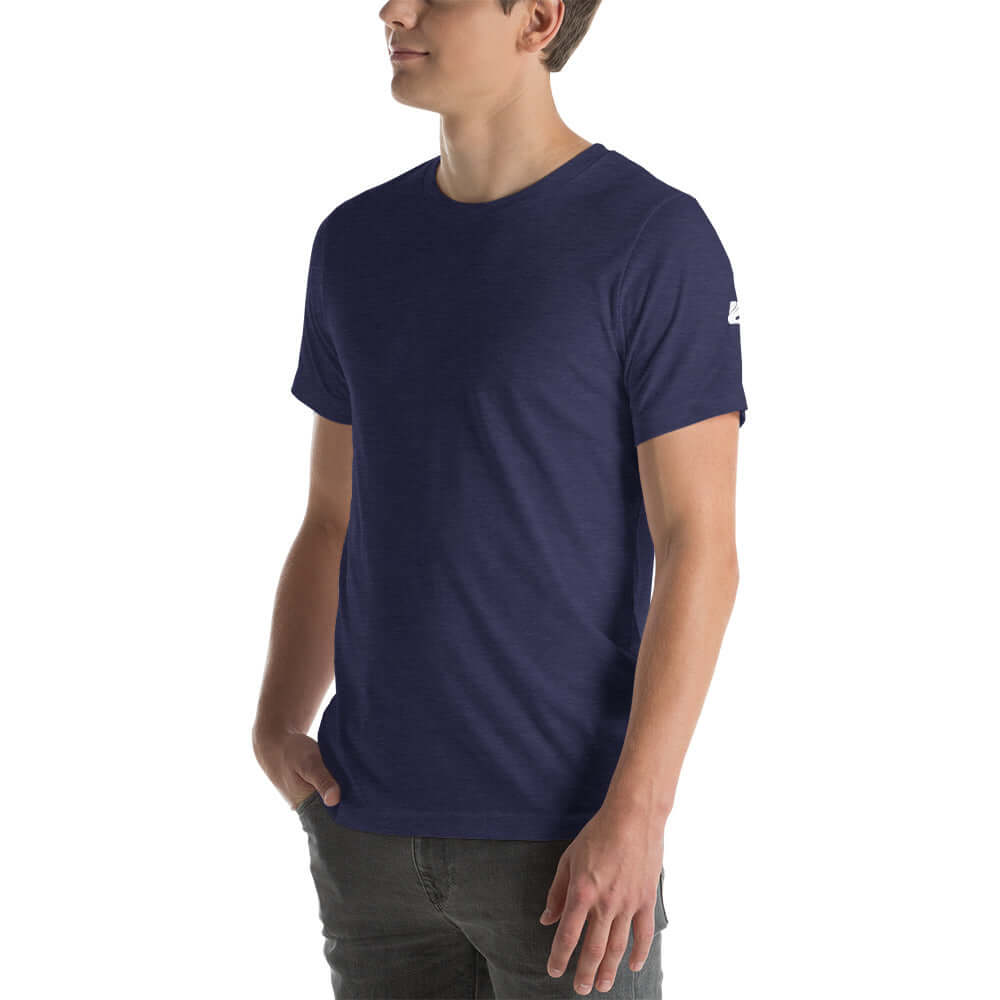 Unisex-T-Shirt N°0 in navy blue, showcasing flexibility and comfort. Made from 100% cotton, this stylish tee is perfect for every wardrobe.