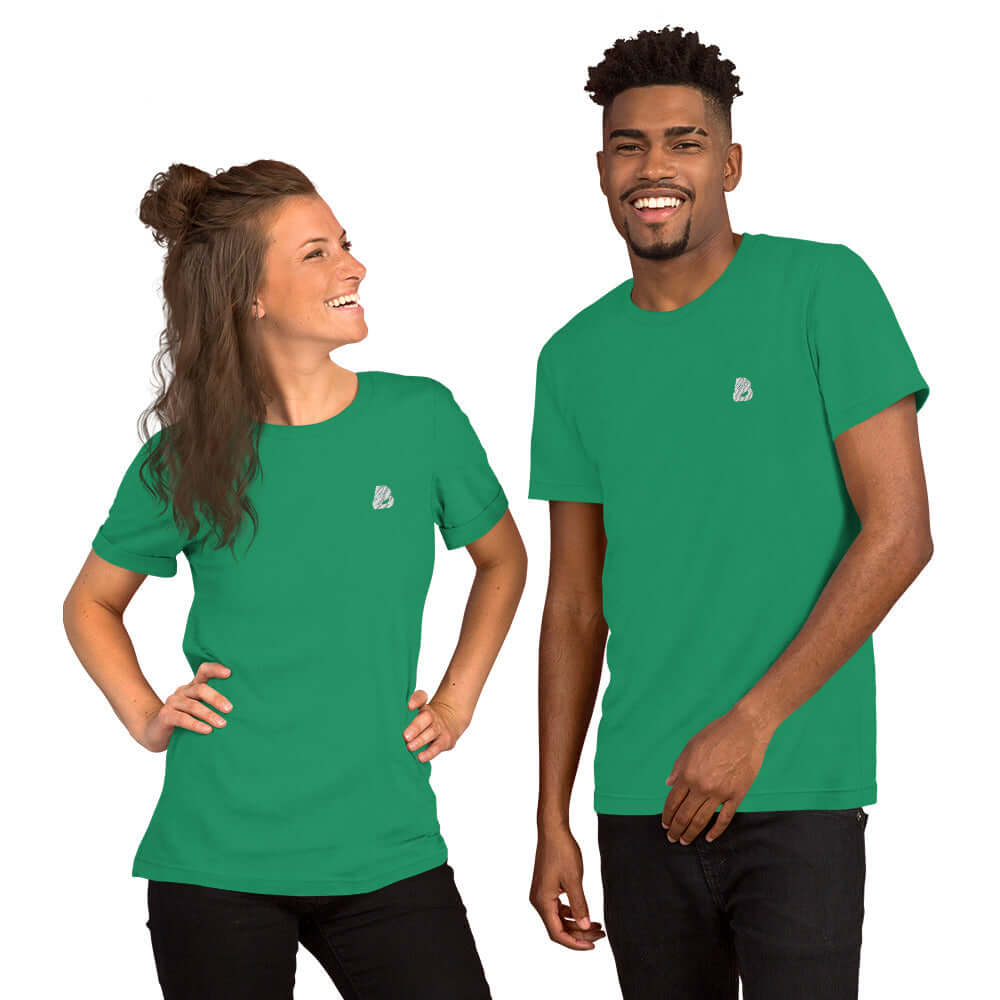 Kurzärmeliges Unisex-T-Shirt N°1 in Grün, getragen von zwei Modellen, zeigt weiche und elastische Baumwollqualität, perfekt für Alltagstragen.