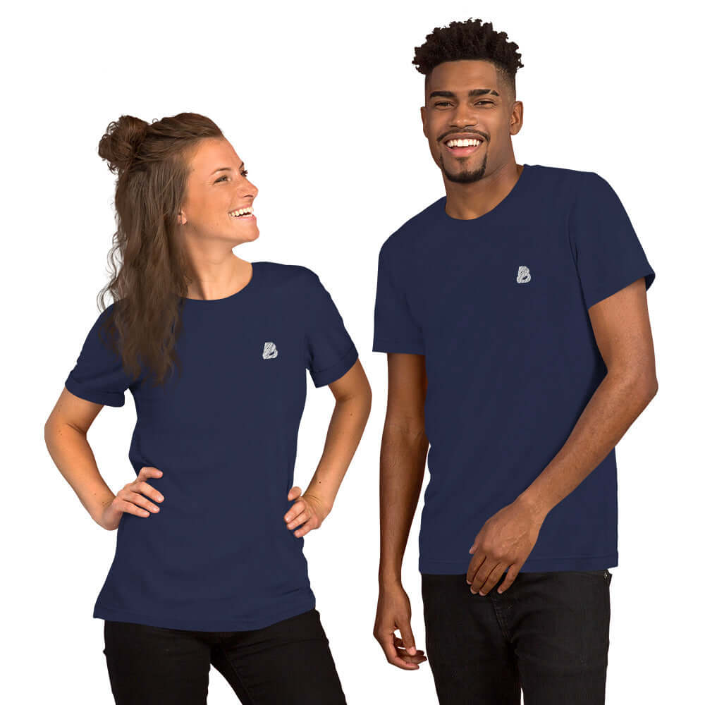 Kurzärmeliges Unisex-T-Shirt N°1, zwei lächelnde Personen tragen das blaue Shirt mit Logo, ideal für Komfort und Stil.