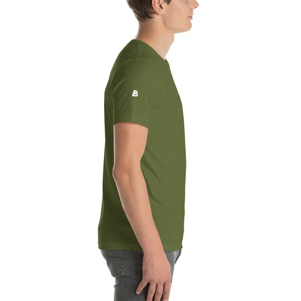 Side view of a model wearing an olive green Unisex-T-Shirt N°0, showing the comfortable fit and soft cotton fabric.