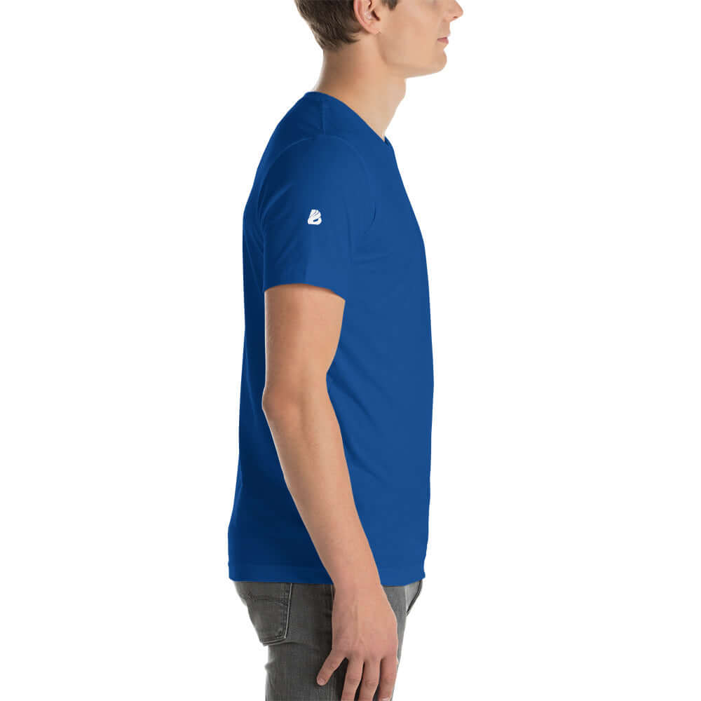 Side view of a person wearing a blue Unisex-T-Shirt N°0, showcasing its fit and style, made of 100% combed cotton for comfort.