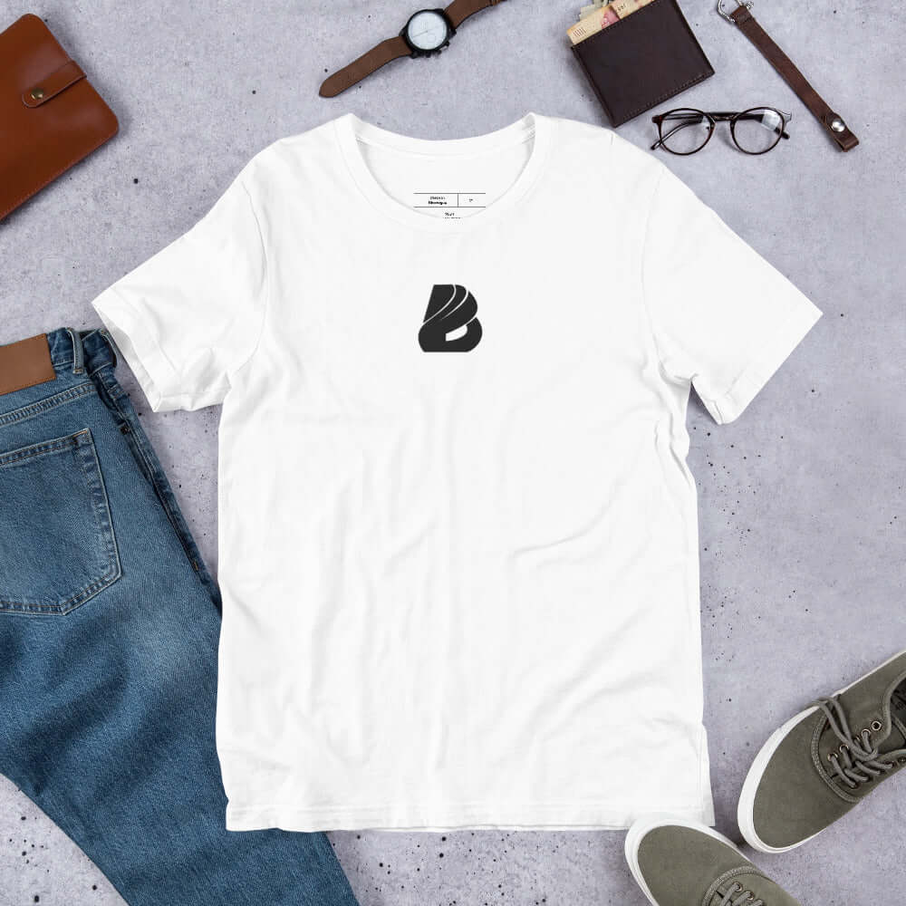 Kurzärmeliges Unisex-T-Shirt N°5 in weiß auf grauem Hintergrund mit Accessoires, 100% Baumwolle, bequem und vielseitig.