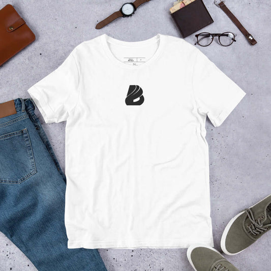 Kurzärmeliges Unisex-T-Shirt N°5 in weiß auf grauem Hintergrund mit Accessoires, 100% Baumwolle, bequem und vielseitig.