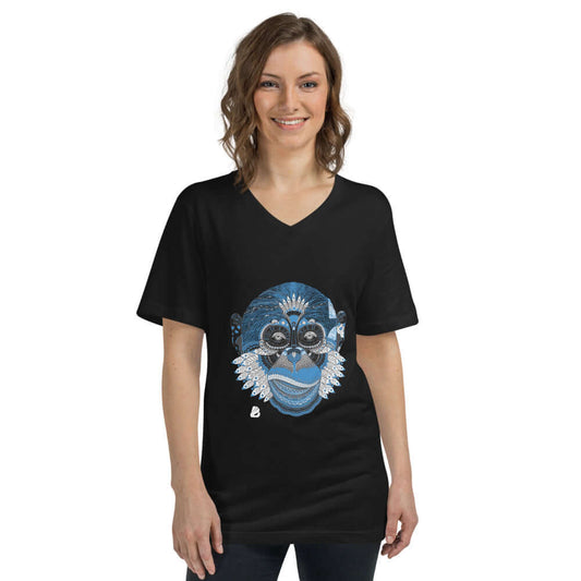 Kurzärmeliges Unisex-T-Shirt mit V-Ausschnitt N°0 in Schwarz, getragen von einer Person, mit Affen-Design auf der Vorderseite.