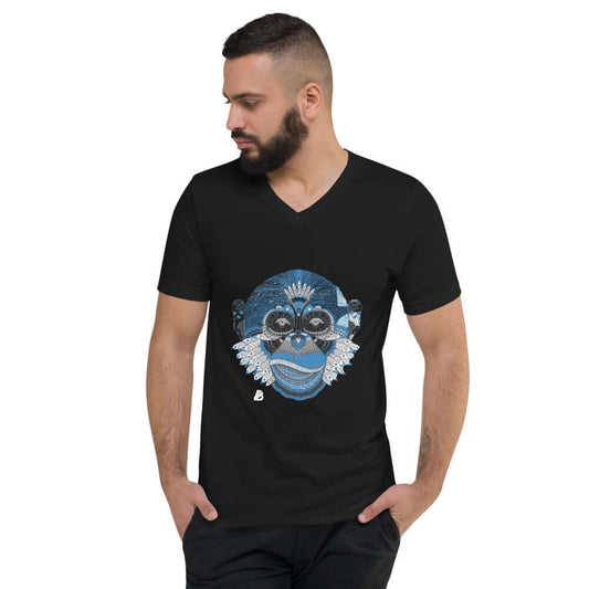 Mann trägt schwarzes Kurzärmeliges Unisex-T-Shirt mit V-Ausschnitt N°0 und Affenmotiv, klassische Passform aus Baumwolle