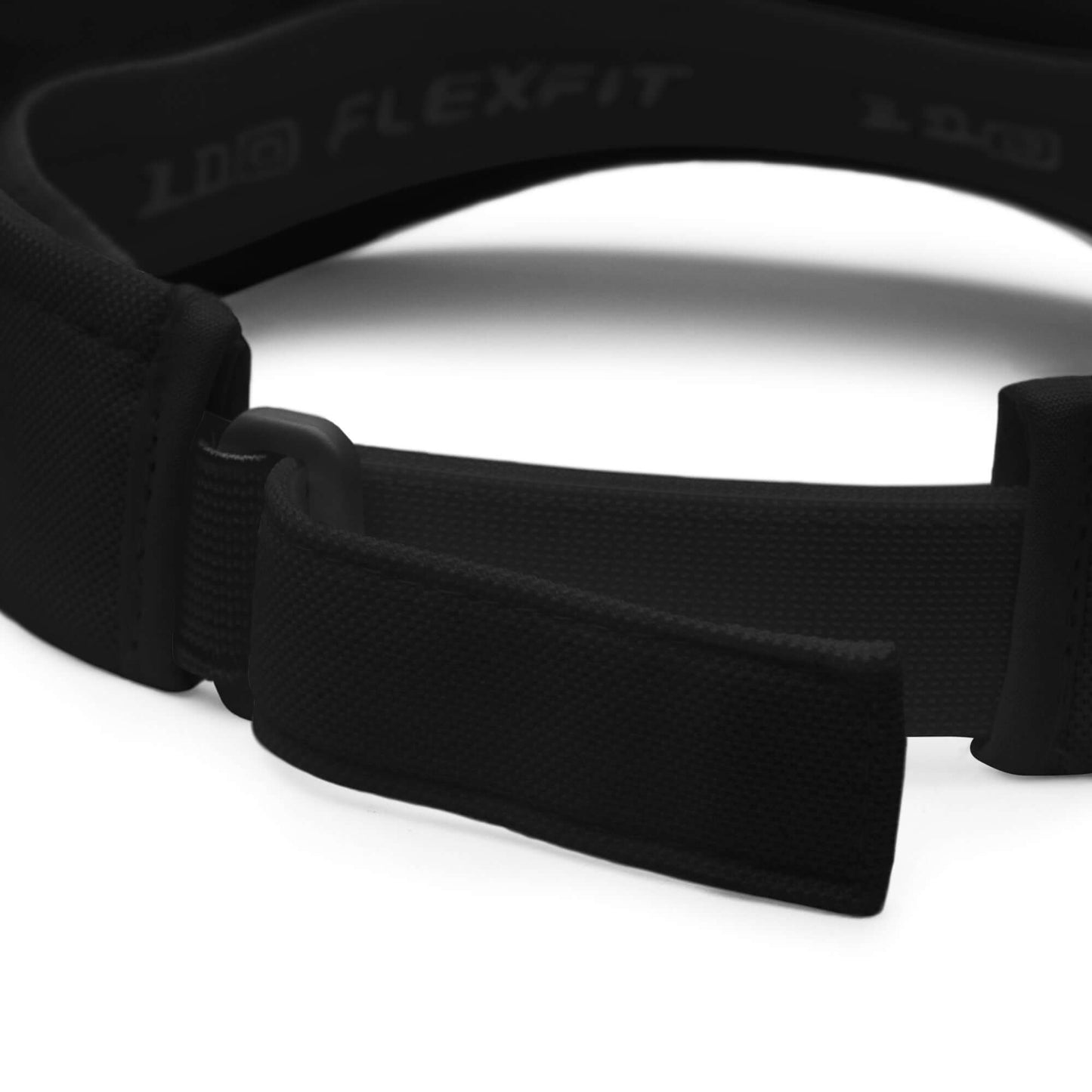 Close-up of Visor N°0 with adjustable Velcro strap and Flexfit logo, ideal for sun protection and moisture absorption.